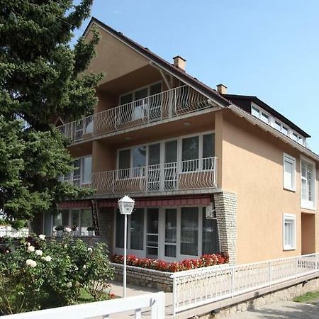 Siesta Apartmanhaz Balatonfuered Exterior foto