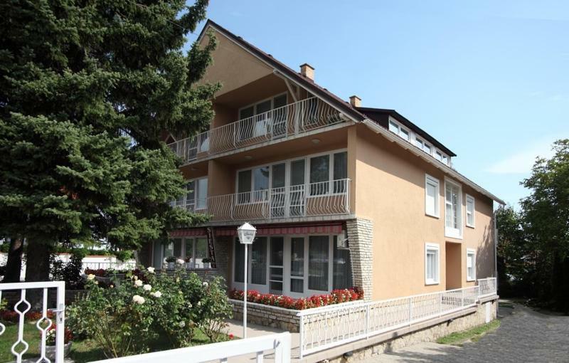Siesta Apartmanhaz Balatonfuered Exterior foto